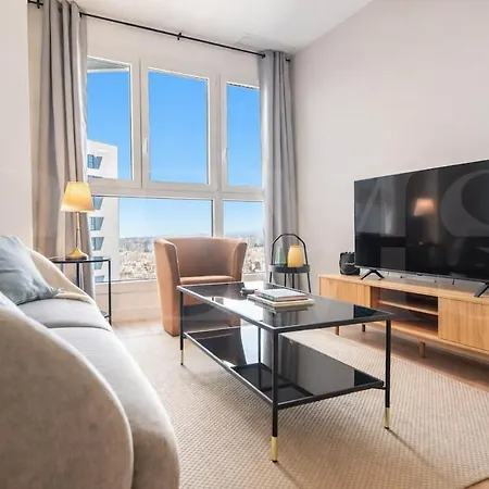 Daire 24th Floor With Views, Pool & Gym Rems Málaga