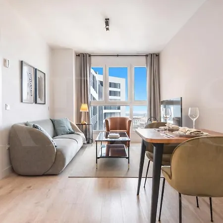 Daire 24th Floor With Views, Pool & Gym Rems Málaga
