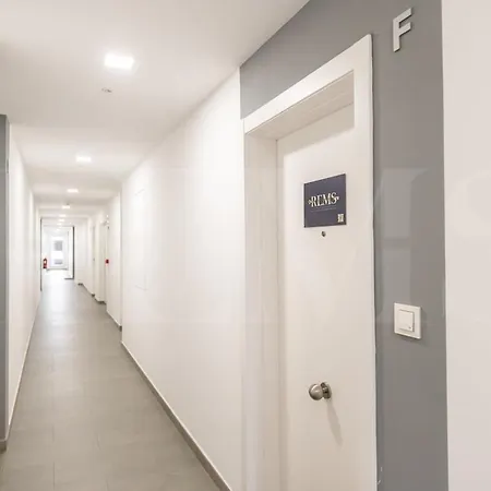 Daire 24th Floor With Views, Pool & Gym Rems Málaga