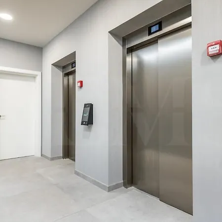 Daire 24th Floor With Views, Pool & Gym Rems Málaga