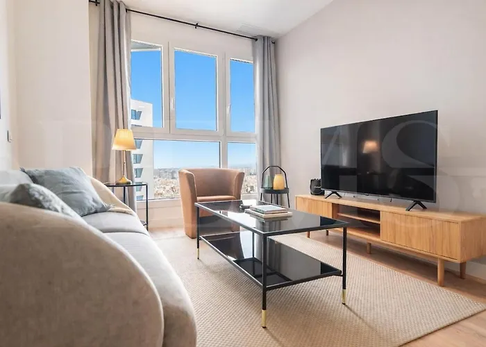Daire 24th Floor With Views, Pool & Gym Rems Málaga