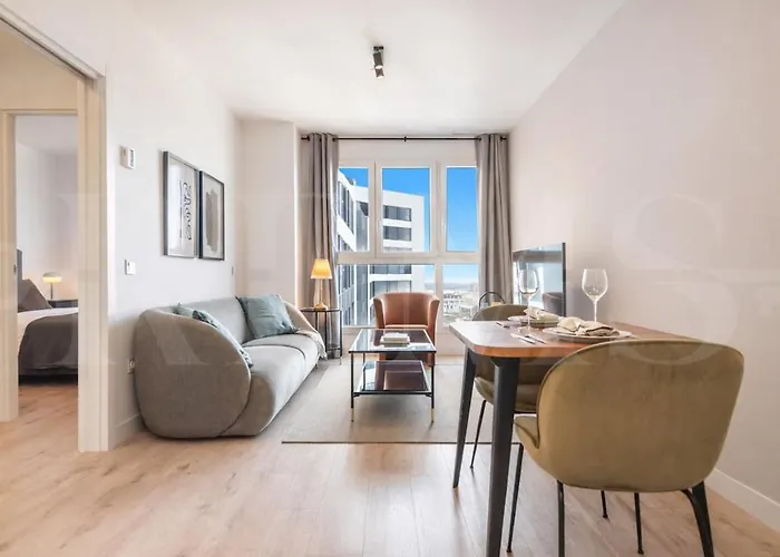 Daire 24th Floor With Views, Pool & Gym Rems Málaga