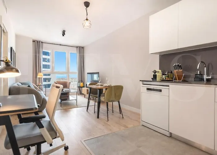Daire 24th Floor With Views, Pool & Gym Rems *